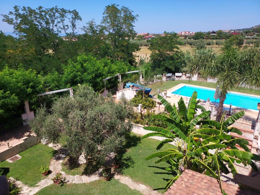 - une vue aérienne sur un jardin avec une piscine dans l'établissement Agriturismo Pinturicchio, à Capo Vaticano