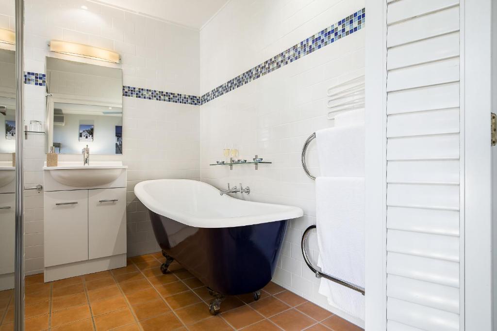 Avocado Sunset Bed & Breakfast - Mediterrane Kamer Met Bad