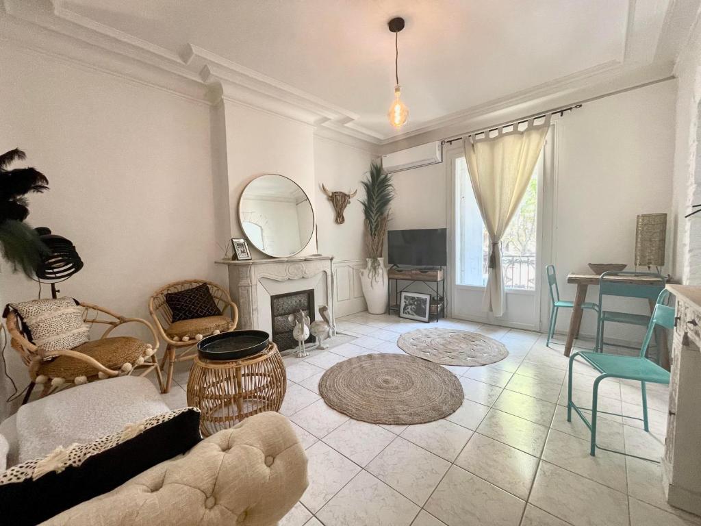 sala de estar con sofá y chimenea en spity, en Aigues-Mortes