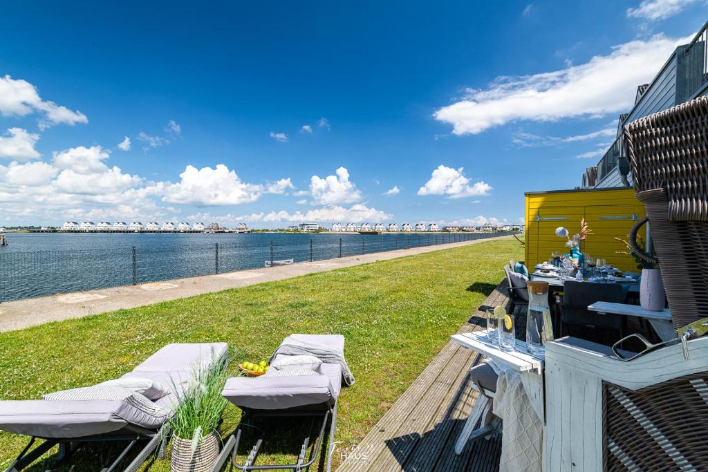 einen Picknicktisch und Stühle an der Seite des Wassers in der Unterkunft Kleine Freiheit in Olpenitz