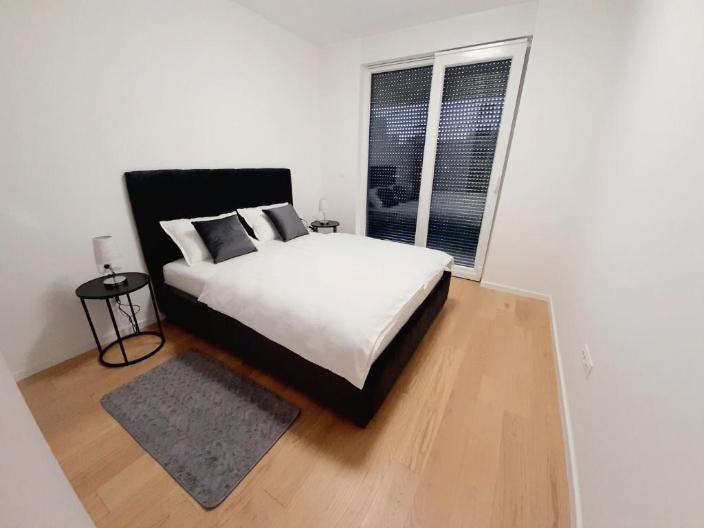 ein Schlafzimmer mit einem weißen Bett und einem Fenster in der Unterkunft Apartment Tina Split in Split