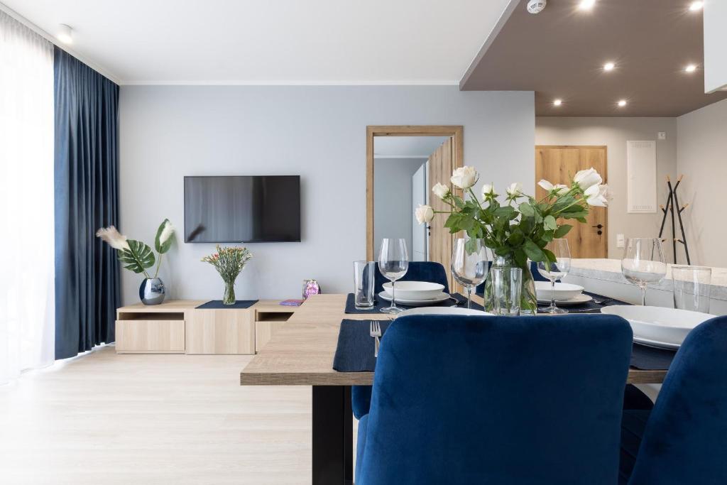 Televízia a/alebo spoločenská miestnosť v ubytovaní Apartament nr 5 Cetniewo Osada, Władysławowo, duży taras, parking podziemny