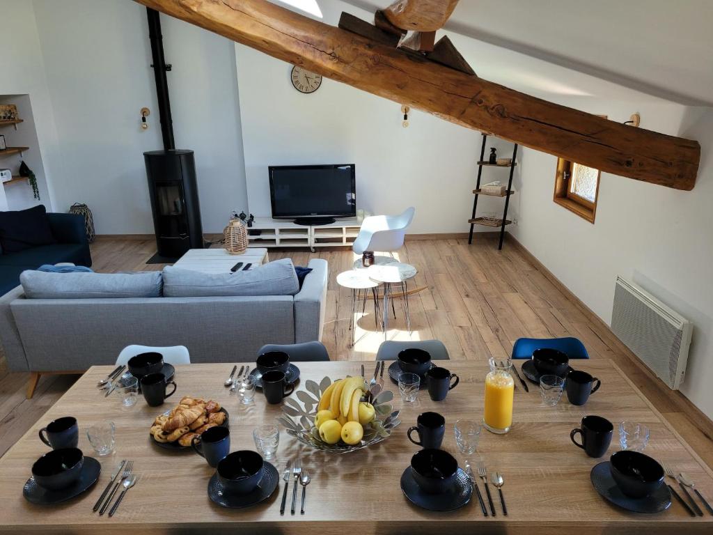 ein Wohnzimmer mit einem Tisch mit Essen drauf in der Unterkunft Le cœur des Dombes in Bouligneux