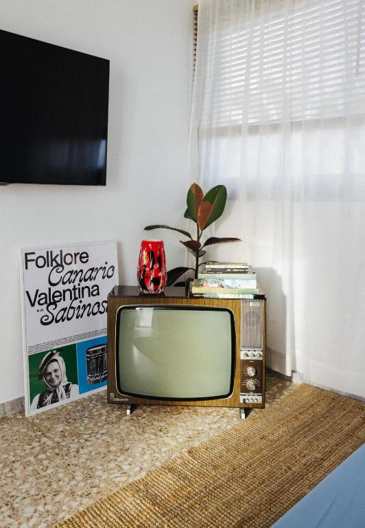an old television sitting in a living room at La Casa de La Caleta by Taller96 - El Hierro Island - in La Caleta