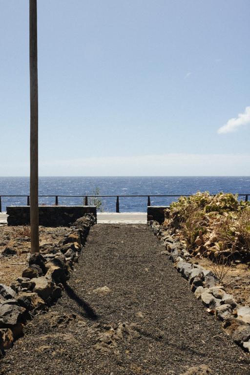a path to the ocean with a view at La Casa de La Caleta by Taller96 - El Hierro Island - in La Caleta