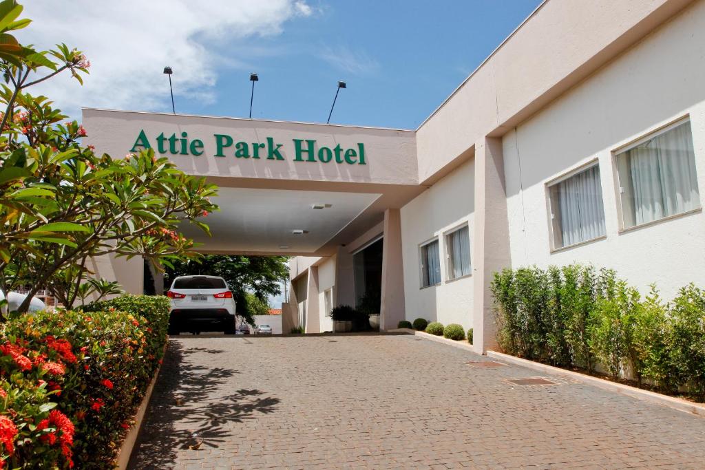 a rite park hotel with a car parked outside at Attiê Park Hotel in Uberlândia
