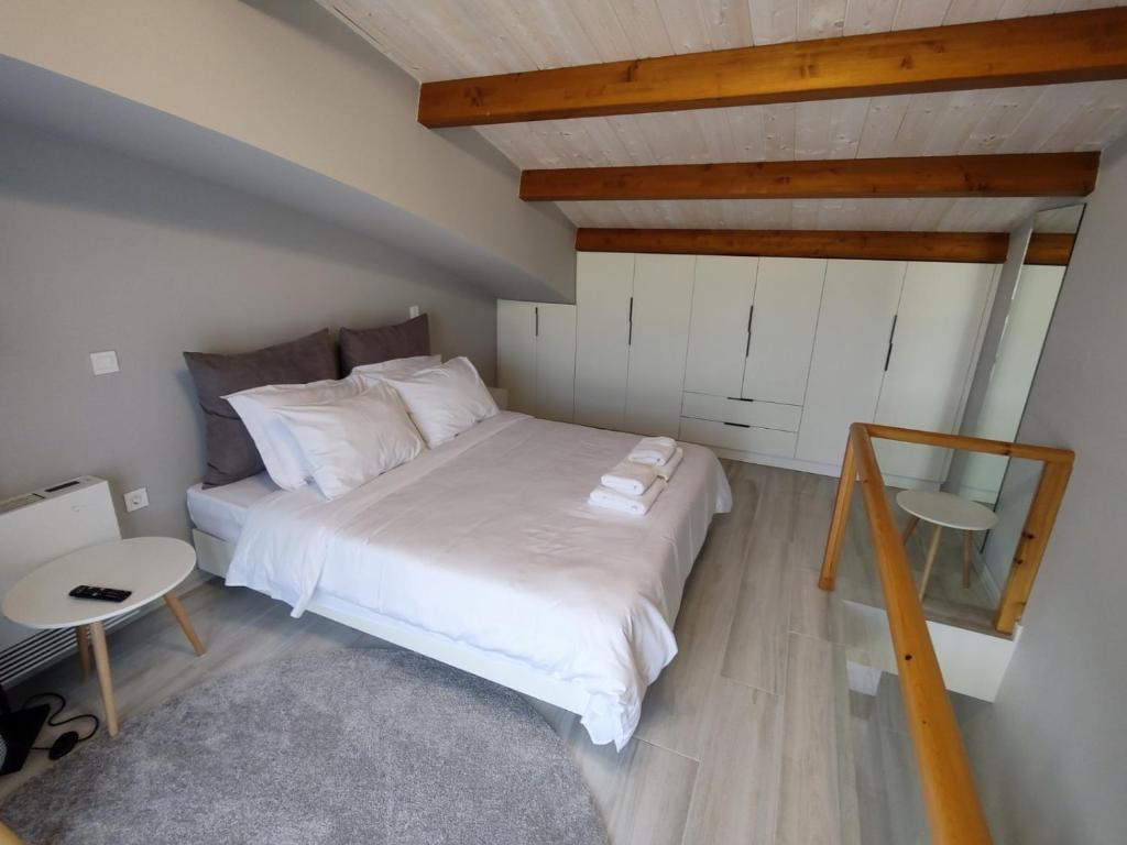 DIFFERENT APARTMENTS - Resim 12