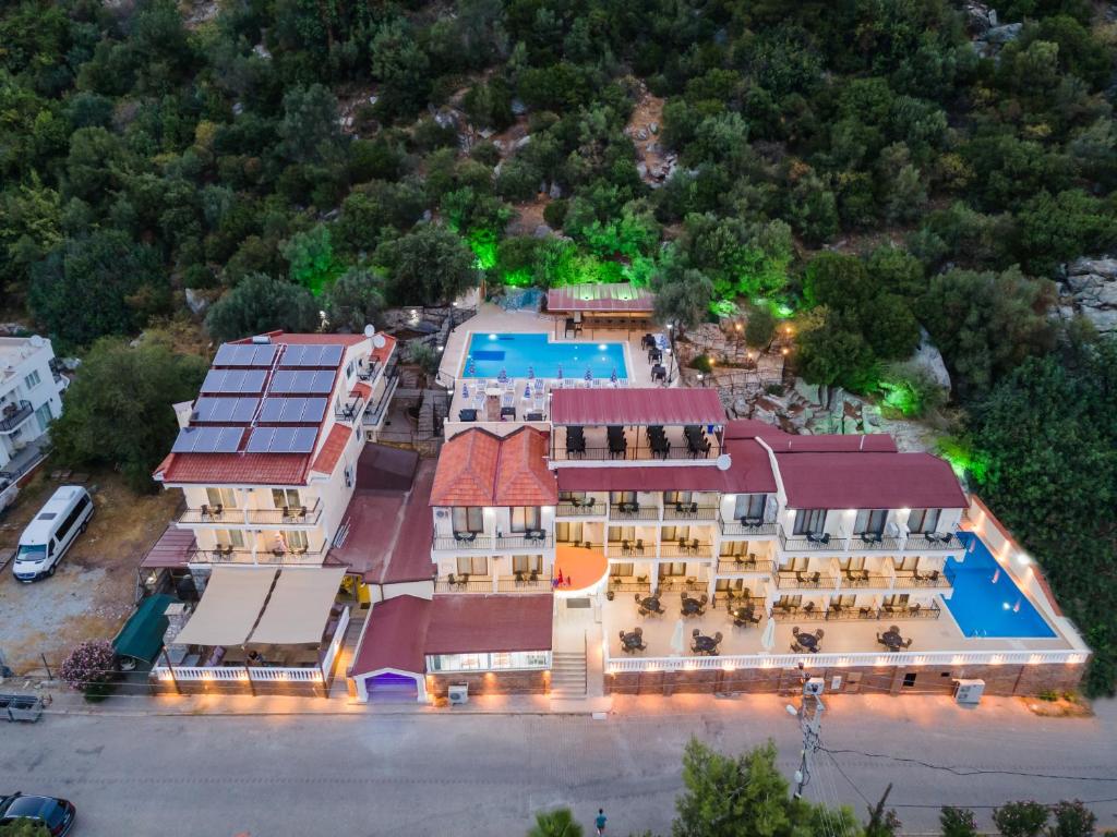 uma vista aérea de um resort com uma piscina em TURUNÇ LIFE HOTEL em Turunç
