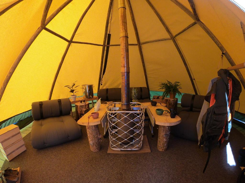 Posezení v ubytování Tentipi River Camp