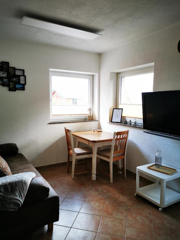 TV a/nebo společenská místnost v ubytování Haus Knoll