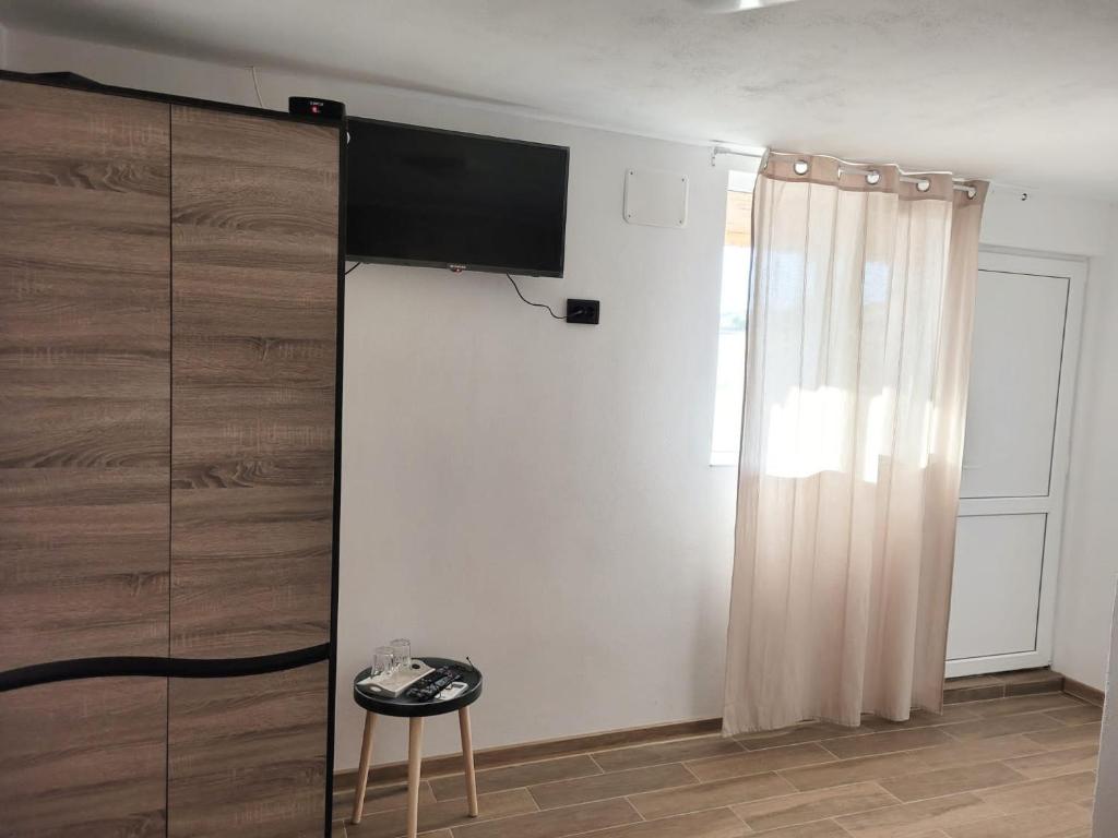 TV a/nebo společenská místnost v ubytování Cabana Vărad Coronini