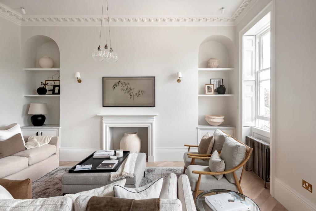 ein Wohnzimmer mit weißen Möbeln und einem Kamin in der Unterkunft The Paragon, Bath in Bath