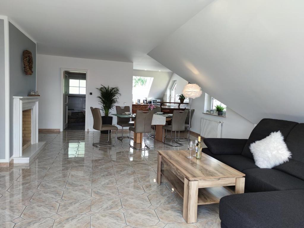 Posezení v ubytování Ferienwohnung Rhöner WeitBlick