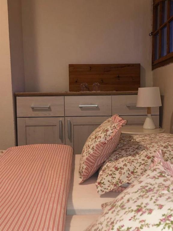 Postel nebo postele na pokoji v ubytování Schwarzenberský panský dvůr