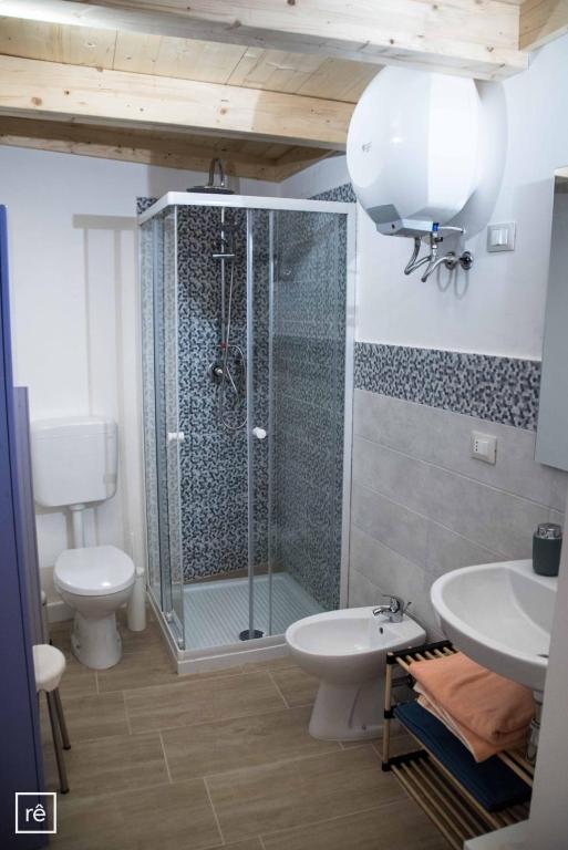 łazienka z prysznicem, toaletą i umywalką w obiekcie La casa del Barone w Katanii
