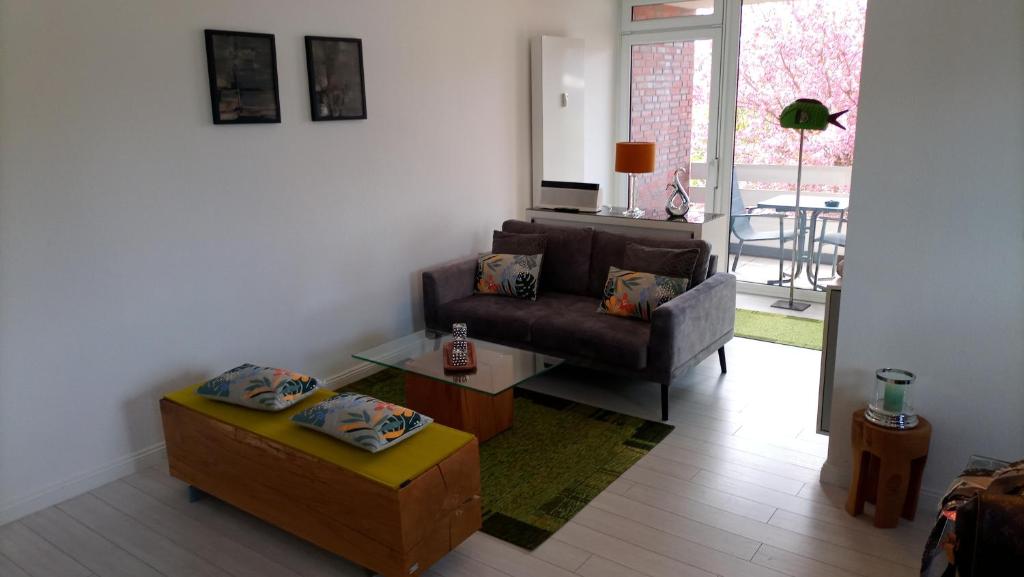 - un salon avec un canapé et une chaise dans l'établissement Südblick Sylt, à Westerland