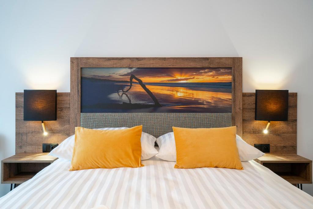 - une chambre avec un lit et des oreillers orange dans l'établissement Villa Stawros II, à Łeba