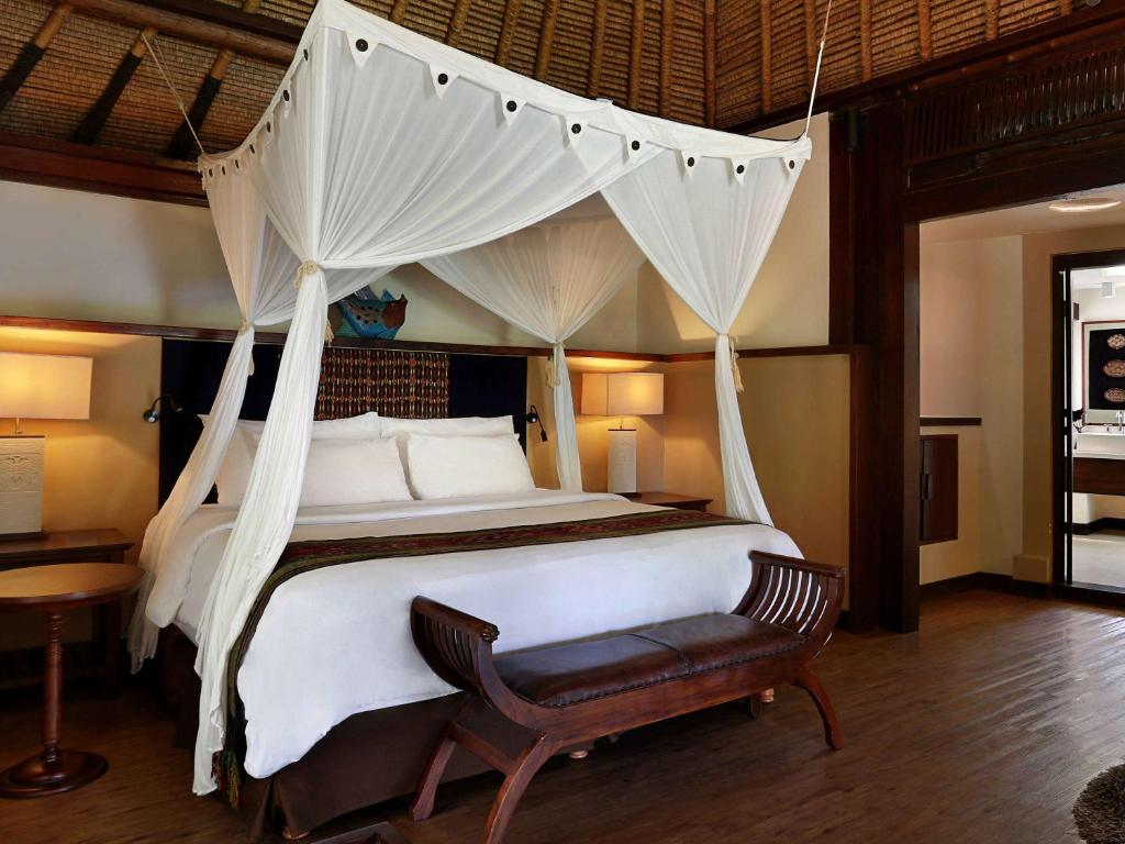 Postel nebo postele na pokoji v ubytování Novotel Lombok Resort & Villas