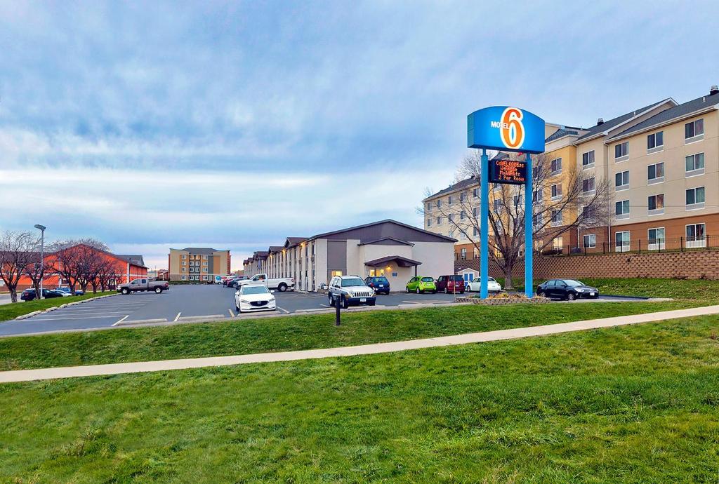 a gas station sign in front of a parking lot at Motel 6-Cedar Rapids, IA - Airport in Cedar Rapids