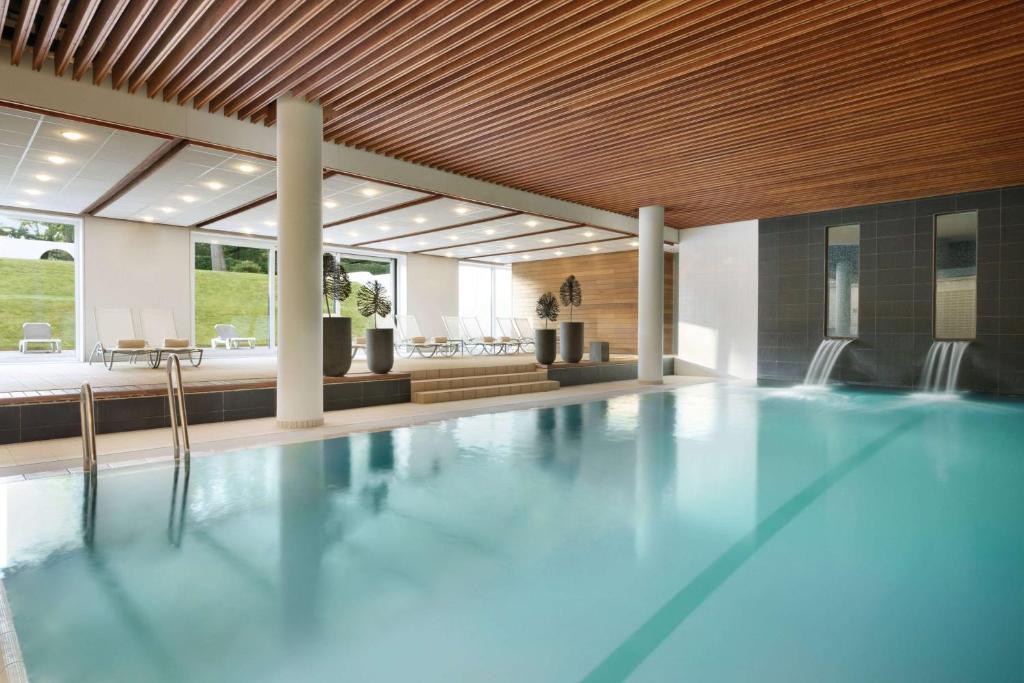 Bazén v ubytování Hotel Dolce La Hulpe Brussels nebo v jeho okolí