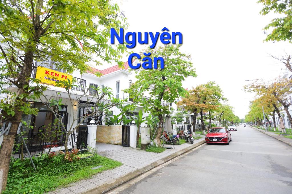 um carro estacionado em frente a um edifício numa rua em Kenpi Garden Homestay - NGUYÊN CĂN, đậu nhiều ô tô em Hue