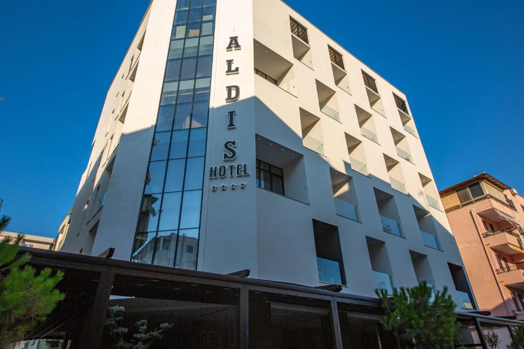 um edifício com uma placa que lê la s hotel em Aldis Hotel em Durrës