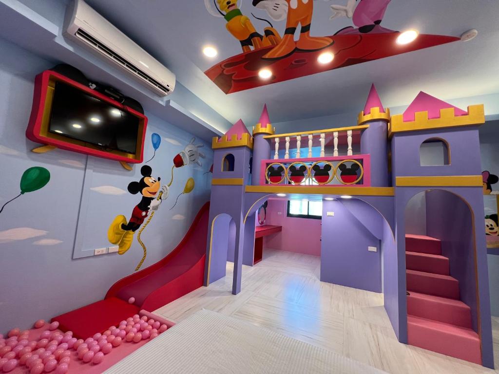 Cette chambre pour enfants dispose d'un château et d'une télévision. dans l'établissement Fun Time 微旅-台南親子電梯Villa泳池包棟別墅, à Anping