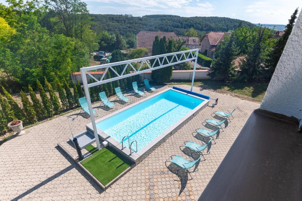 widok na basen z krzesłami w obiekcie Villa Lilith Smart w mieście Fertőrákos