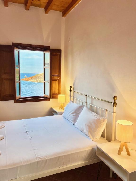 Łóżko lub łóżka w pokoju w obiekcie Litois Houses Patmos