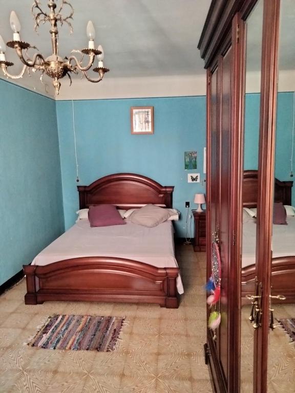 Maldá的住宿－Ca l'Anna i l'Antonino，一间卧室配有一张床和一个吊灯