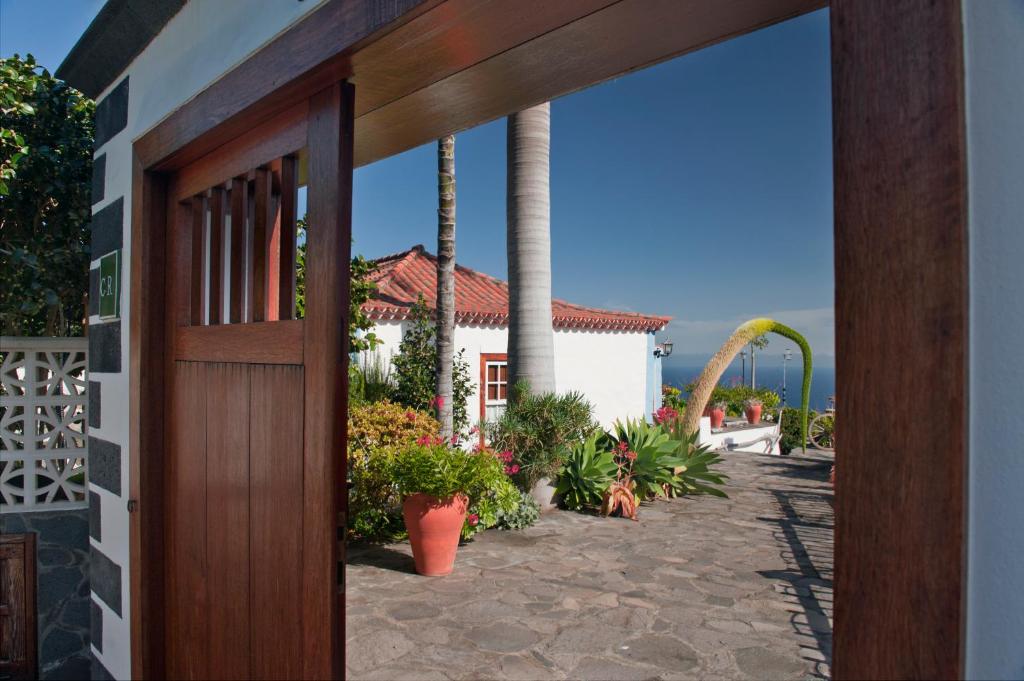 una puerta abierta a una casa con patio en Casa Rural Tio Pedro, en Mazo