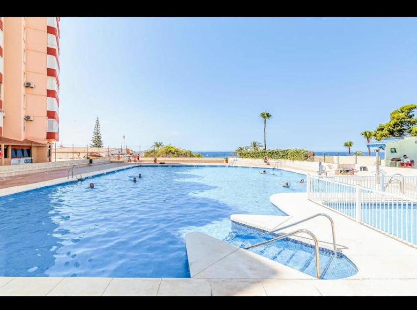 een zwembad in een hotel met mensen erin bij Mango / Estudio con piscina!!! in Torrox Costa