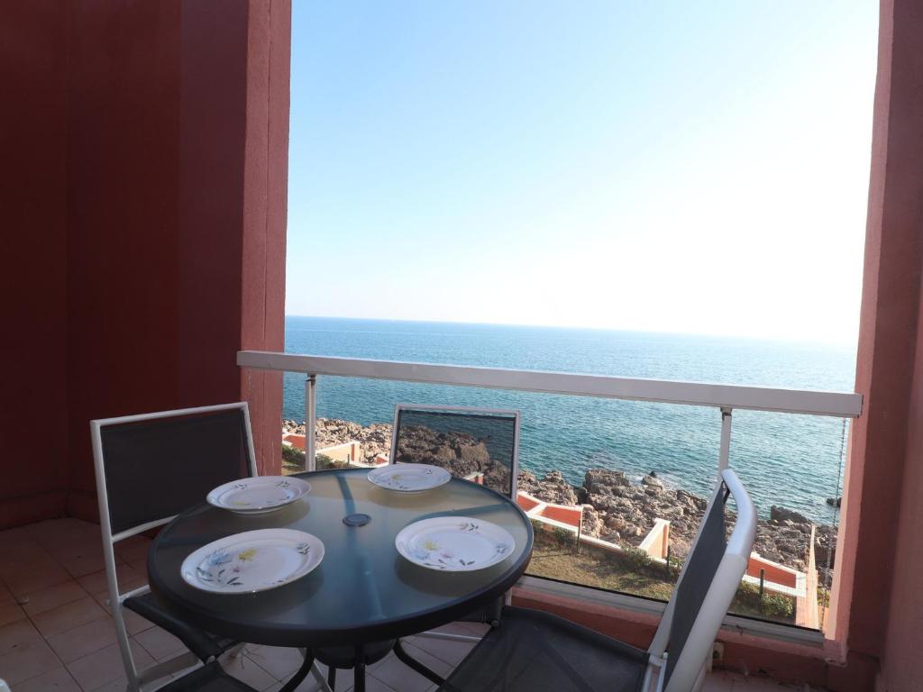 une table et des chaises avec vue sur l'océan dans l'établissement 38m² Face à la mer, clim, WIFI, parking, piscine - 2⭐ - FR-1-472A-133, à Sète