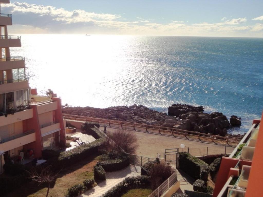 une vue sur l'océan depuis un immeuble dans l'établissement Appartement 2 pièces cabine pour 6 avec terrasse à Sète - FR-1-472A-164, à Sète