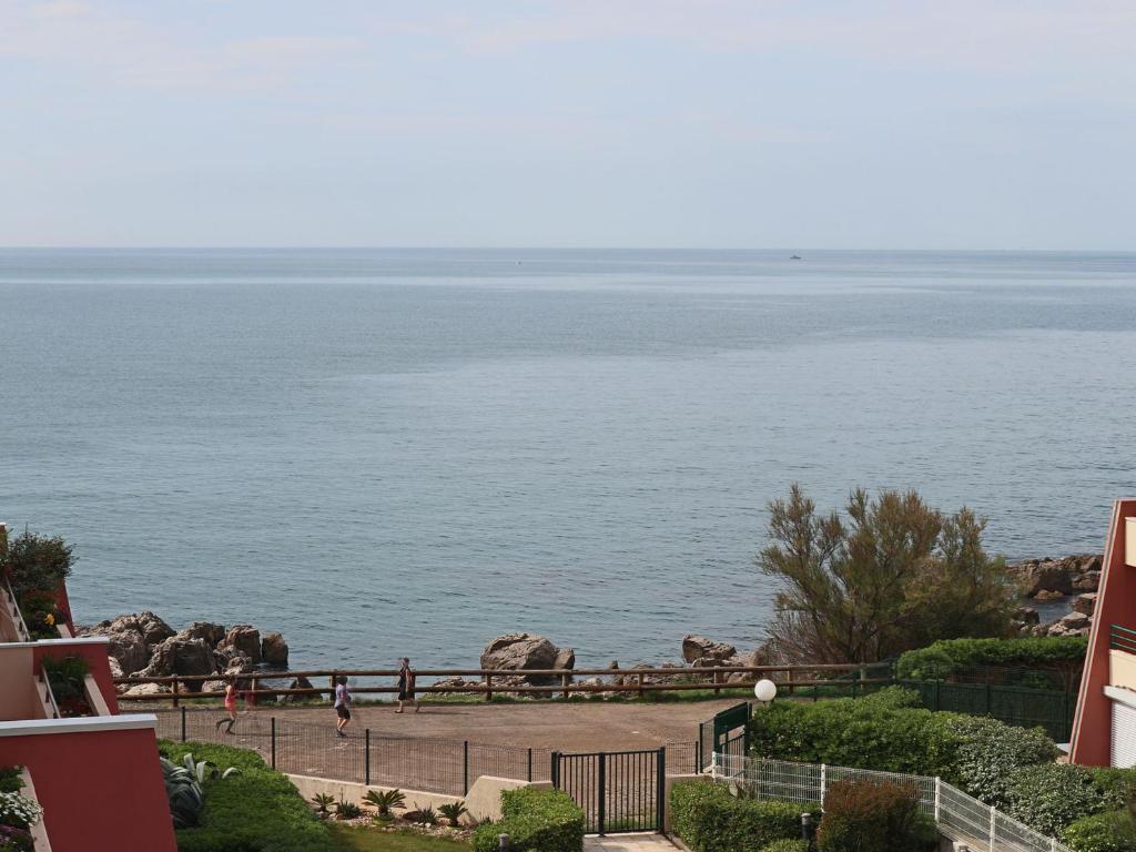 une vue sur l'océan depuis un immeuble dans l'établissement Appartement 6 personnes avec terrasse et parking à Sète - FR-1-472A-165, à Sète