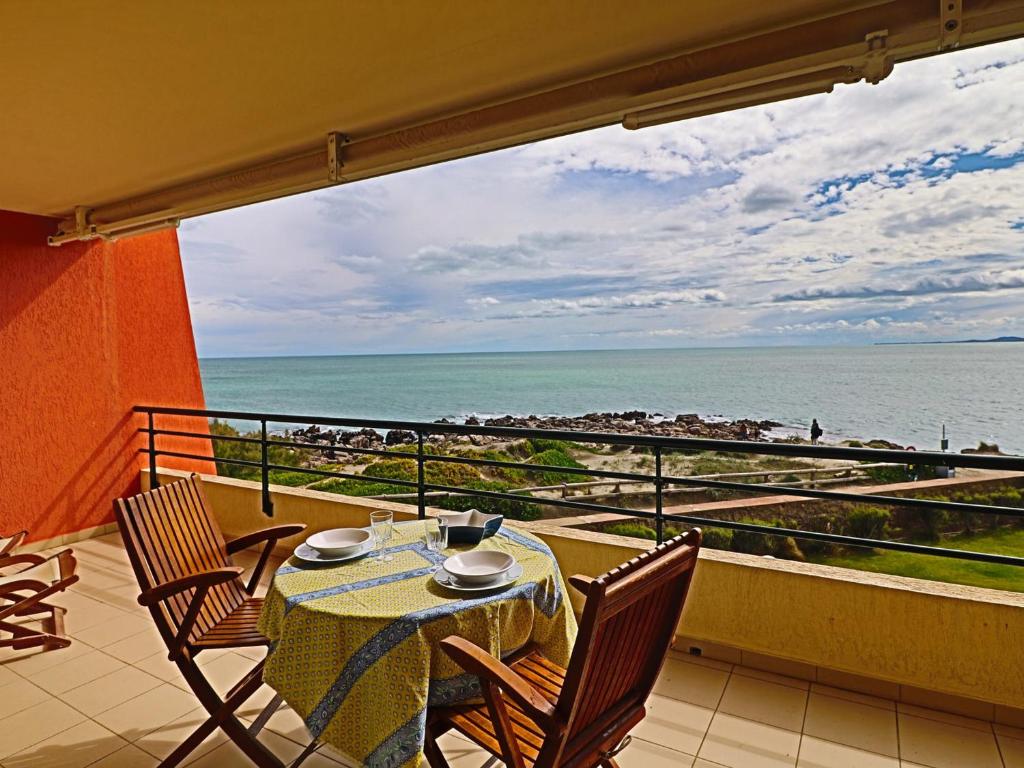 une table et des chaises sur un balcon avec vue sur l'océan dans l'établissement Superbe T3 avec terrasse face à la mer, Sète, accès direct plage, piscine, 4 pers. - FR-1-472A-175, à Sète