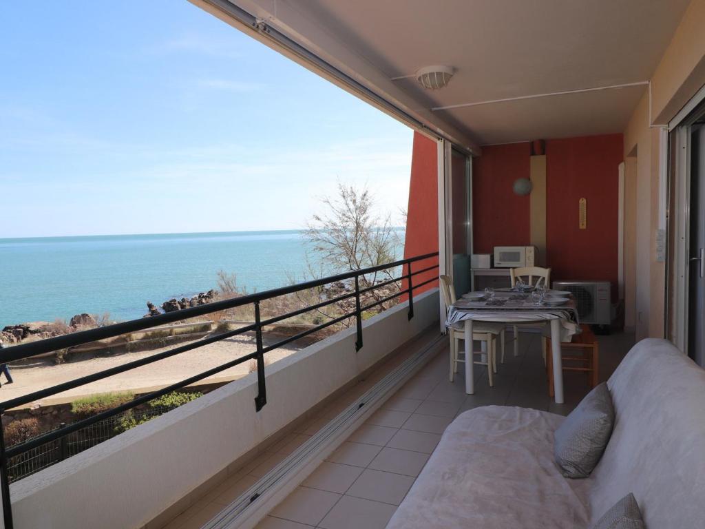 - un balcon avec un lit et une vue sur l'océan dans l'établissement Appartement climatisé en front de mer à Sète avec piscine, garage et WIFI - FR-1-472A-203, à Sète