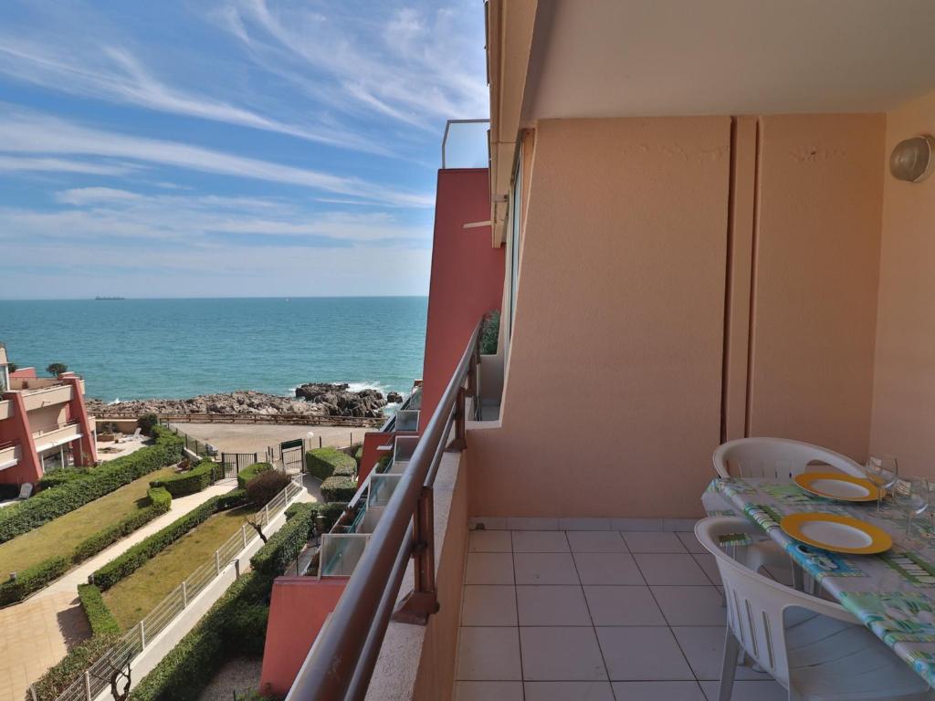 un balcon avec une table et une vue sur l'océan dans l'établissement Confortable 27m² avec WIFI, loggia et parking à Sète - FR-1-472A-205, à Sète