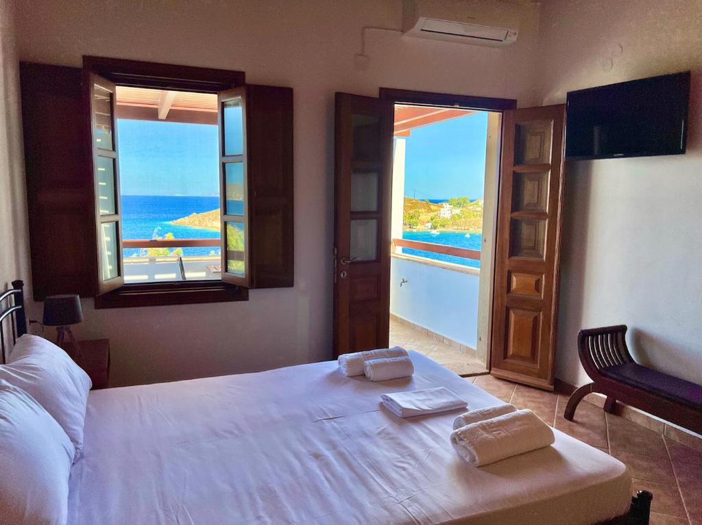 Łóżko lub łóżka w pokoju w obiekcie Litois Houses Patmos