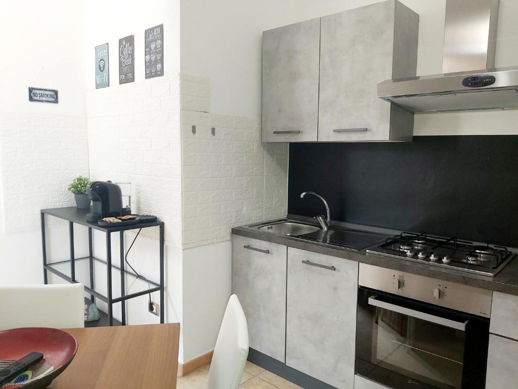 een keuken met een wastafel en een fornuis top oven bij L'appartamento sul borgo in Santa Lucia