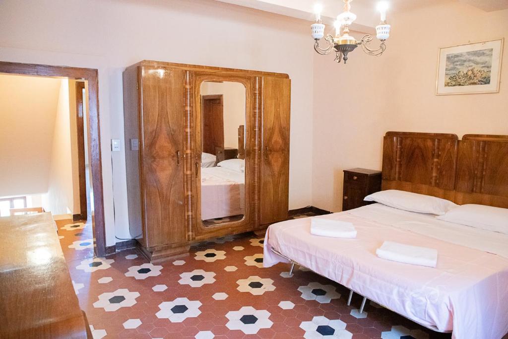 Postel nebo postele na pokoji v ubytování casa di Faustina (albergo diffuso)