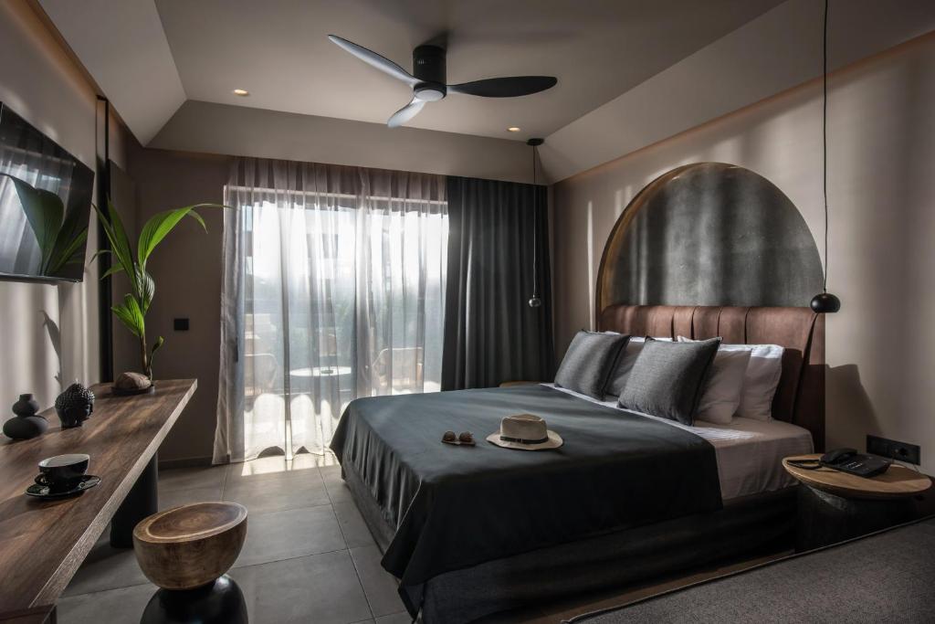 1 dormitorio con cama y ventana grande en Alsus Boutique Hotel - Adults Only, en Amoudara Herakliou