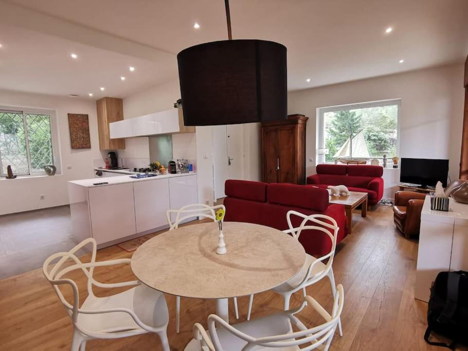 cocina y sala de estar con mesa y sillas. en Bestouan - 3 Chambres - Clim - Spacieux en Cassis