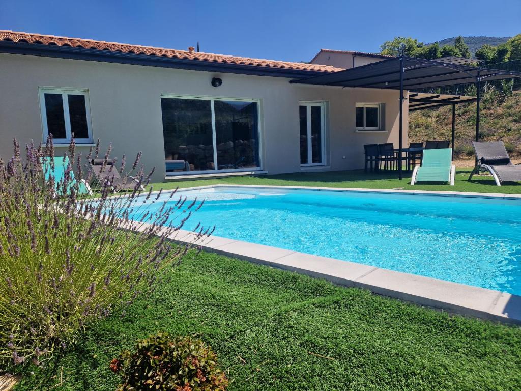 uma piscina em frente a uma casa em Les Villas Dorées - Villa Métal face au Mont Ventoux em Plaisians