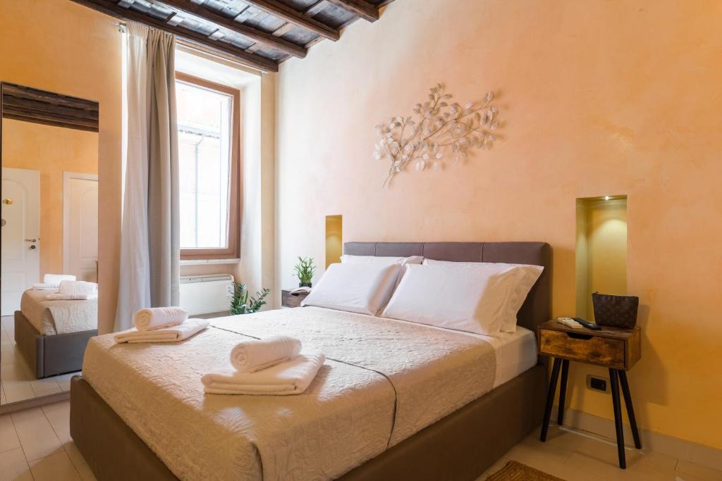 ein Schlafzimmer mit einem Bett mit zwei Handtüchern darauf in der Unterkunft Trinità dei Monti Piazza di Spagna in Rom