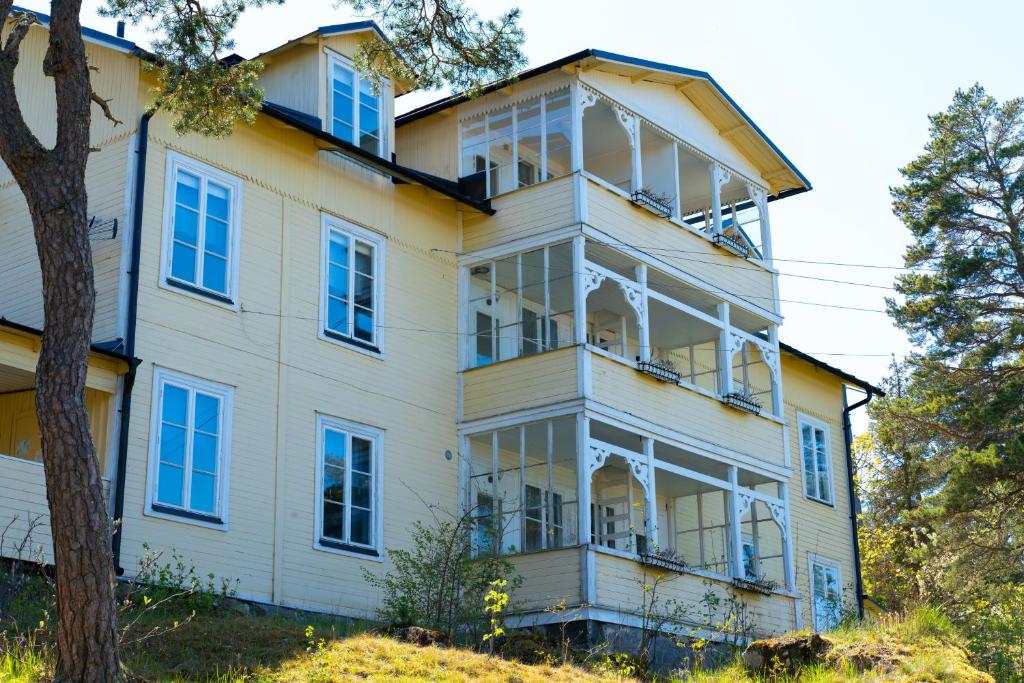 an older house with large windows on a hill at Hostel Utö in Utögruvor