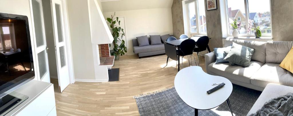 300 m till Skrea Strand och nära till centrum - Housity