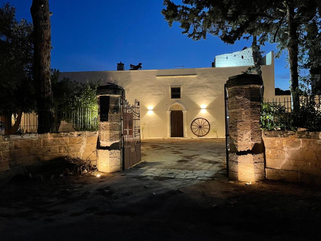 una puerta delante de una casa por la noche en Villa il Fagiano, en Nardò