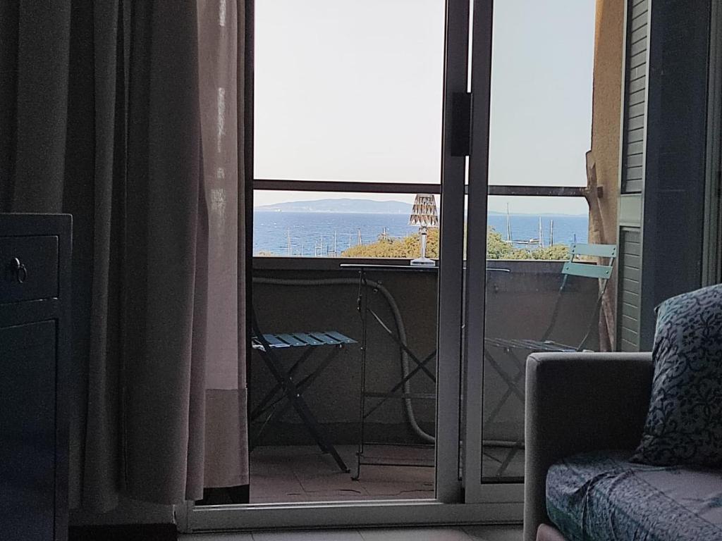 Camera con balcone affacciato sull'oceano. di Bellavista Punta Ala a Punta Ala