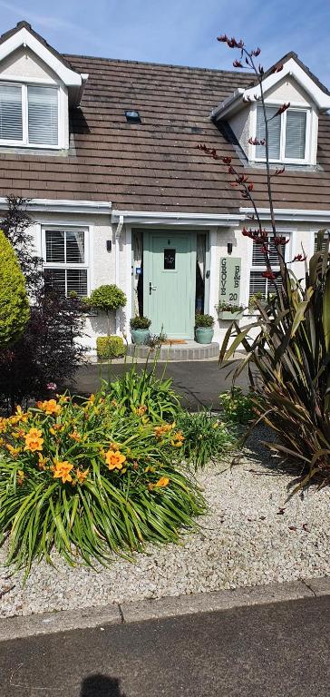 una casa con un mazzo di fiori davanti di Grove Bed & Breakfast a Coleraine